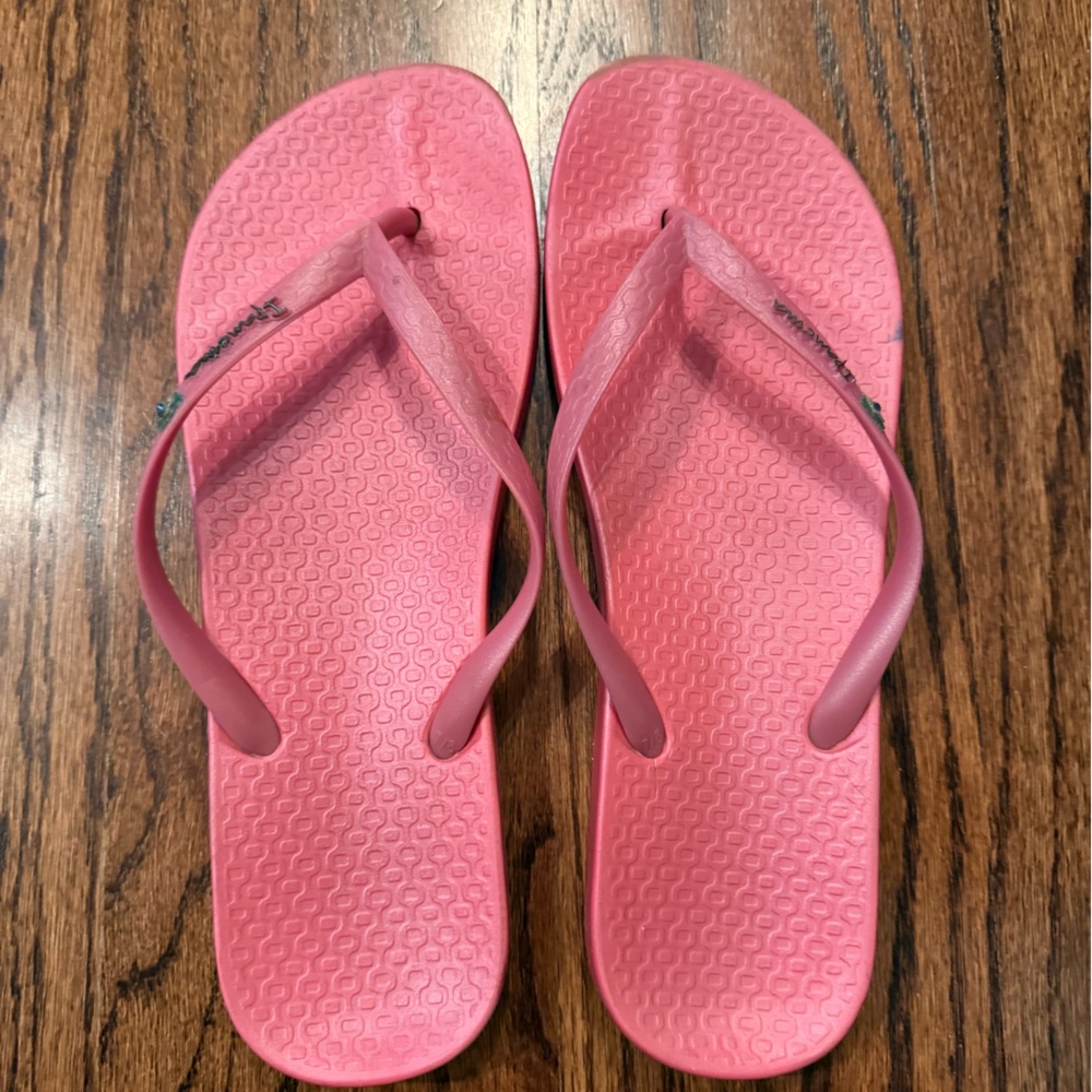 Women’s Ipanema Pink Flip Flops Sandals Size 9